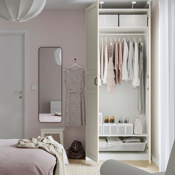 Dormitorio con armario, roupa e accesorios.