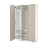 Armario PAX: beige claro, alto, rectangular; portas abertas que revelan estantes e rails.