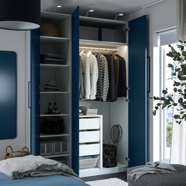 Armario azul con portas abertas que revelan roupa organizada, colgantes e compartimentos de almacenamento.