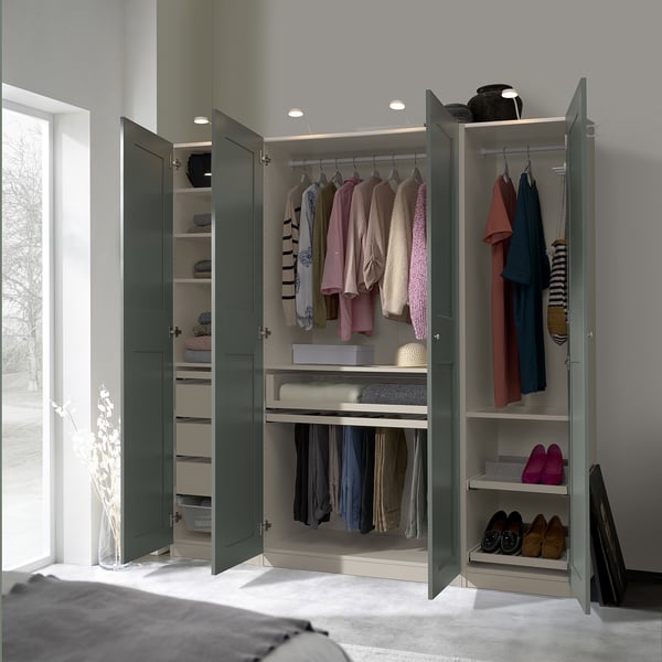 Abre un armario moderno que mostra roupa, zapatos e accesorios dun xeito ben organizado. As luces integradas iluminan o interior.