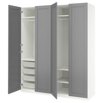 Mostra un armario PAX en gris con varias organizacións. O armario inclúe estantes e cestas de arame para o almacenamento.