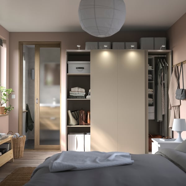 Dormitorio moderno con armario PAX, portas deslizantes, estantes, iluminación, lámpada, planta.