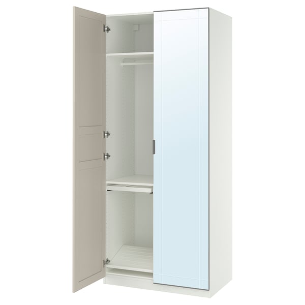 Armario branco IKEA PAX con porta de espello, estantes e varanda colgante.