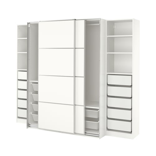 Presenta un armario branco PAX con múltiples compartimentos. Ten portas deslizantes e varios estantes e caixóns para o almacenamento organizado.