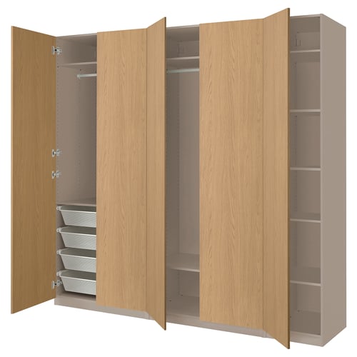 Representa un armario PAX marrón claro con portas abertas. Estantes e caixóns para o almacenamento.