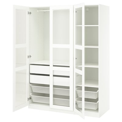 Un armario IKEA PAX branco con portas abertas, revelando estantes e caixóns de malla para o almacenamento.