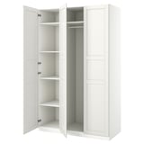 Armario branco PAX con portas abertas, interior branco, estantes e carril colgante.