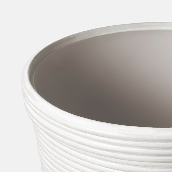 Presenta unha plantadora moderna con sucos horizontais. O exterior branco contrasta cun interior gris claro, mostrando o seu deseño elegante e elegante.