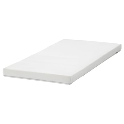 Un colchón branco e rectangular de ikea, chamado PELLEPLUTT, cunha superficie lisa e unha cuberta con cremalleira para un fácil lavado.