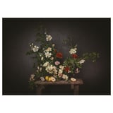 PJÄTTERYD: estampado floral de bodegóns sobre lenzo, fondo escuro, con mazás, rosas vermellas, flores brancas, sobre banco rústico.