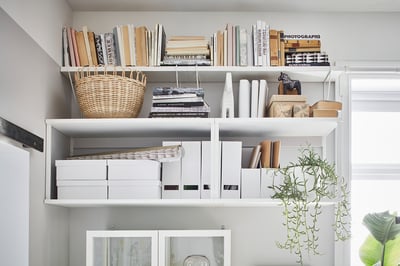 Esta imaxe mostra unha unidade de estantes PLATSA de metal branco. É rectangular e ten estantes abertos. O deseño é sinxelo e moderno.