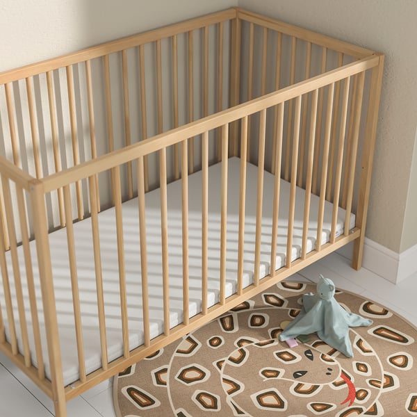 Colchón de espuma para bebés PLUTTIG, beige claro, rectangular, encaixa perfectamente na cama de esquina, suave e seguro, alfombra e xoguete próximo.