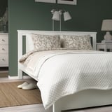 Cuberta de cama Prakvial en branco off-white, quilted, cubrindo cama dobre, máis grande que as zapatillas próximas, feita de poliéster e algodón reciclados.