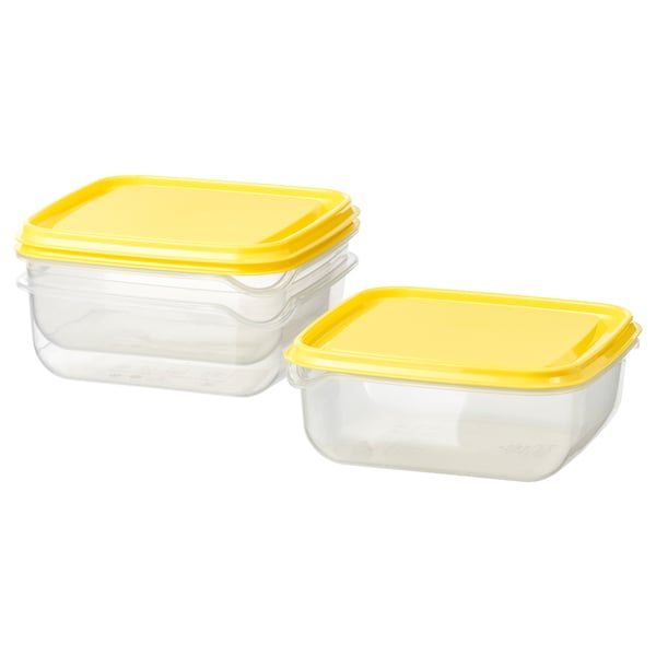 Dous recipientes de plástico amarelo PRUTA apilables, de forma cadrada con lados transparentes e tapas seguras.