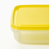 Recipiente de plástico amarelo brillante cunha tapa axustada, feito de polipropileno. Apilable para a eficiencia do espazo.