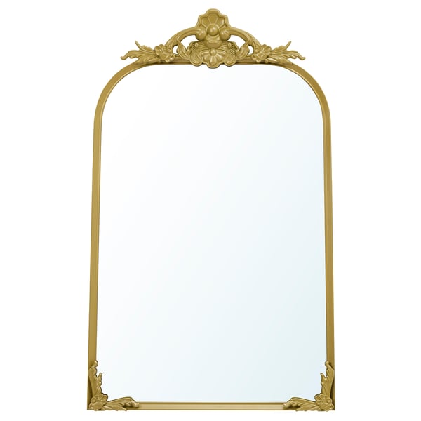 Un espello RÅMEBO de cor dourada e decorado con intrincados ornamentos de estilo vintage. Ten unha parte superior de arco e forma rectangular.