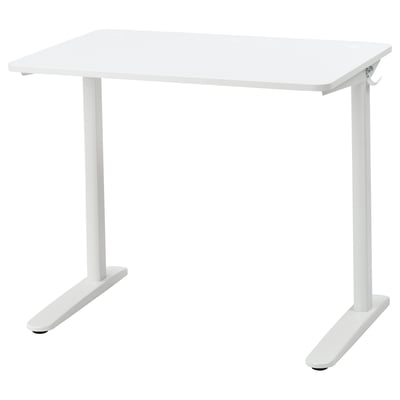 Escritorio branco axustable RELATERA con patas de aceiro e tapa de melamina, perfecto para espazos pequenos.