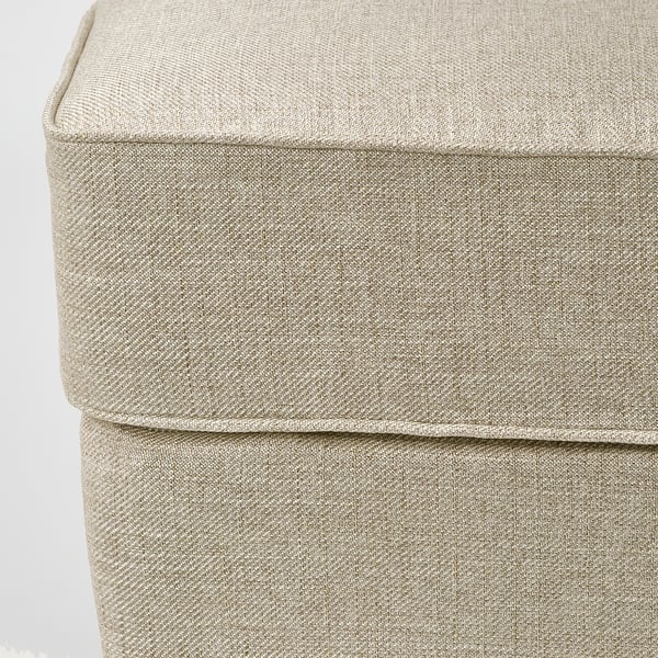 Primeiro plano dun pé acolchado beige ben elaborado con costuras finas e textura de peluche.