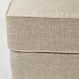 Primeiro plano dun pé acolchado beige ben elaborado con costuras finas e textura de peluche.