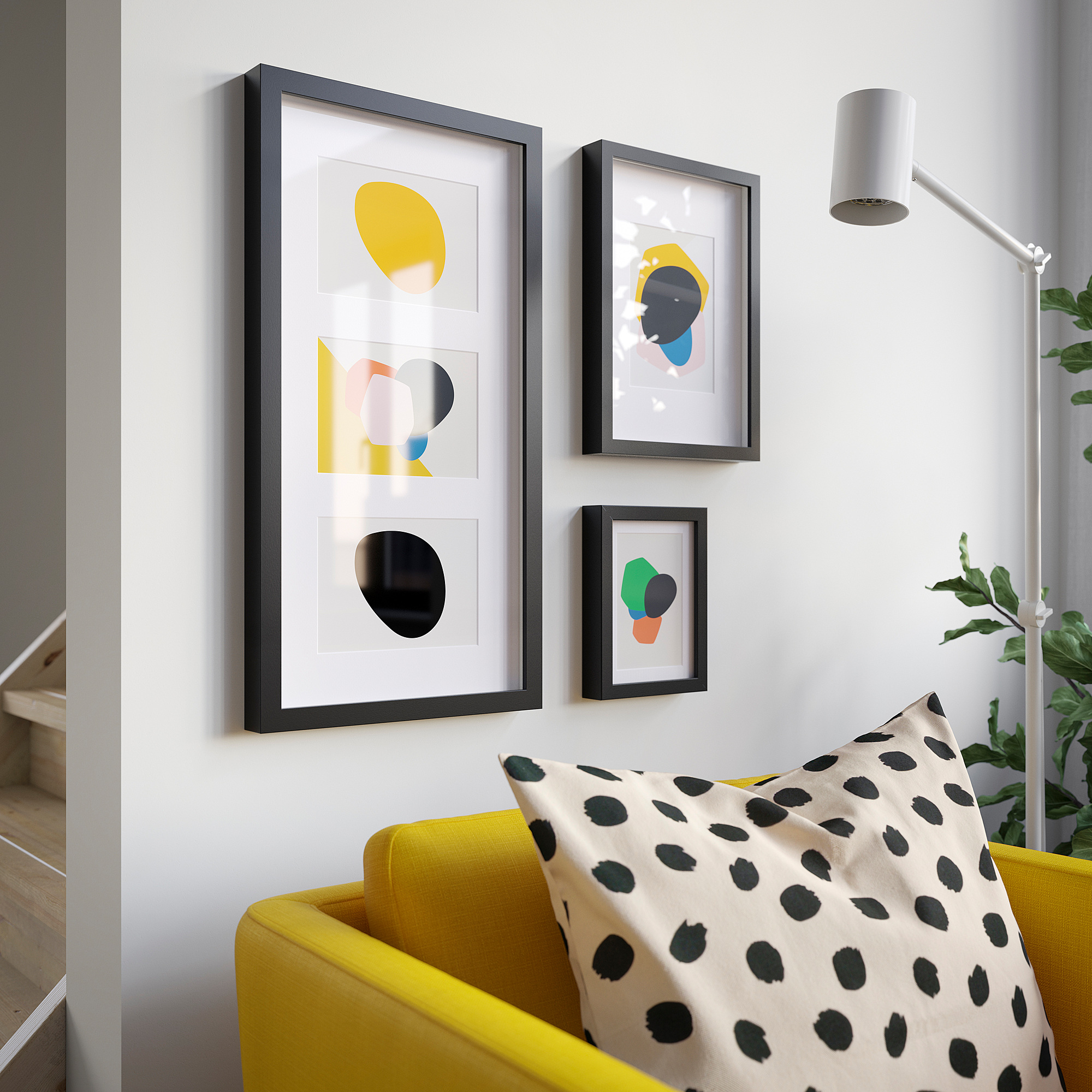 Sala de estar moderna con 3 obras de arte RÖDALM, sofá amarelo, lámpada de chan e planta.