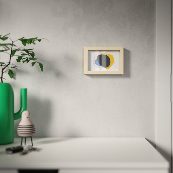 Marco de fotos moderno en parede branca, opcións de visualización versátiles.