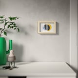 Marco de fotos moderno en parede branca, opcións de visualización versátiles.