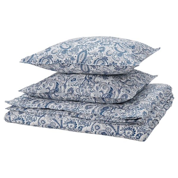 Unha pila de roupa de cama RODGERSIA en patrojo paisley azul e branco, con mestura de algodón e viscosa, cun peche de botóns suave e decorativo.