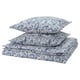 Unha pila de roupa de cama RODGERSIA en patrojo paisley azul e branco, con mestura de algodón e viscosa, cun peche de botóns suave e decorativo.
