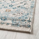 Alfombra elegante con intrincados patróns florais, pila suave e deseño duradeiro, colocado nun chan de madeira.