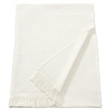 Unha manta branca e rectangular RÖNNBÄRSMAL con bordos franxados, feita cun material suave e texturizado.
