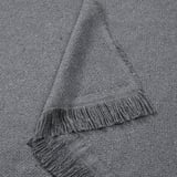 Suave e texturizado gris con franxas, drapado suavemente.