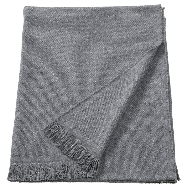 Manta gris RÖNNBÄRSMAL, bordos suaves e franxas, forma rectangular.