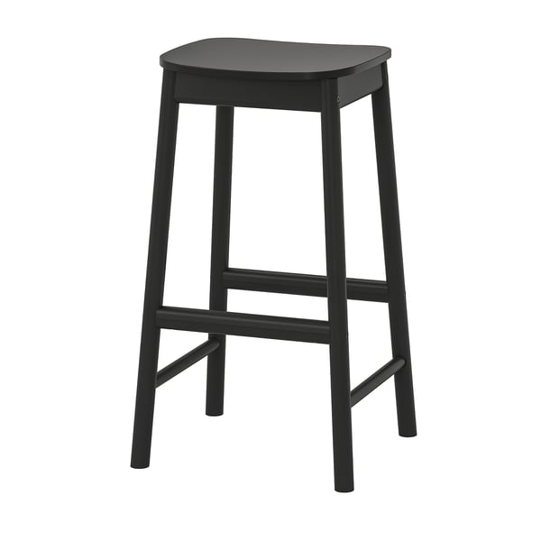 Taburete RÖNNINGE negro con patas metálicas e asento de madeira curva.