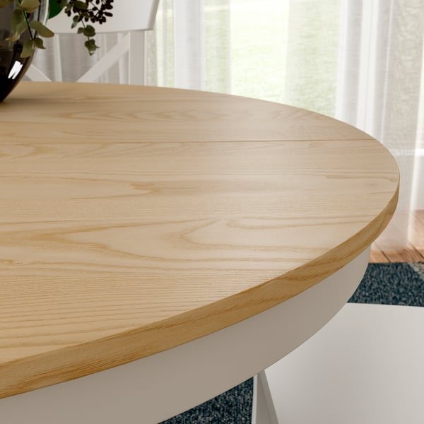 Mesa de comedor redonda e elegante con acabado suave e de madeira clara. Deseño moderno, construción robusta. Estética limpa e minimalista.