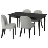 Esta imaxe mostra un conxunto de comedor ROSENTORP negro, cunha mesa rectangular e catro cadeiras de tecido gris.