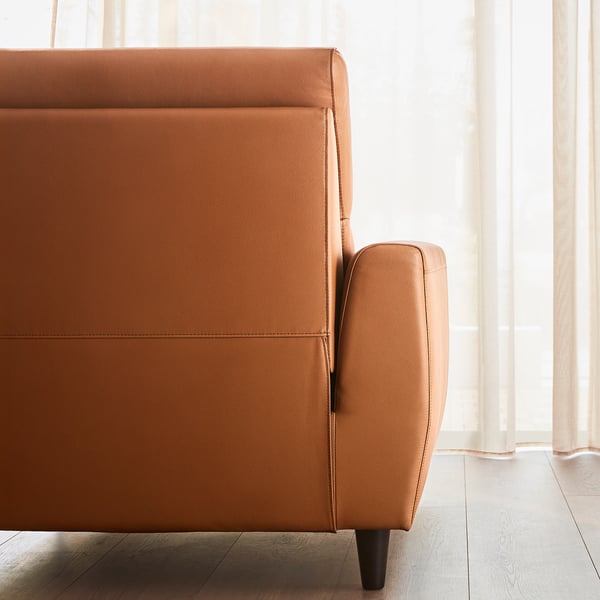 Primeiro plano dunha cadeira reclinable de coiro moderno, que amosa o seu deseño elegante e a tapicería de alta calidade.