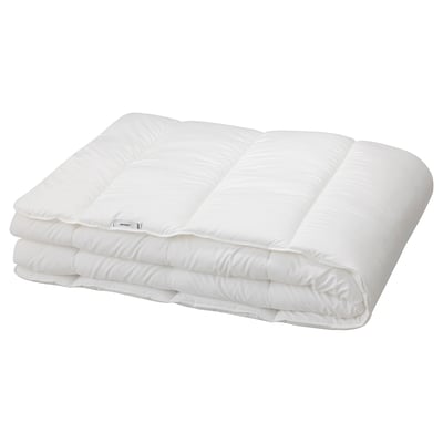 Duvet branco de poliéster reciclado SÄFFEROT dobrado ordenadamente, forma rectangular.