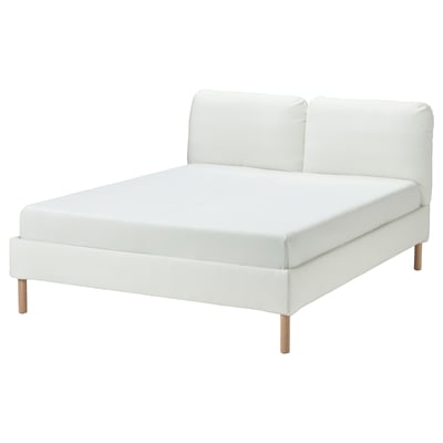 Moderna cama branca SAGESUND con dúas cabeceiras almofadadas, pernas de madeira lixeiras, deseño elegante.