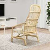 Cadeira de brazos de ratán natural con coxín de pel crema; Ambiente elegante e relaxado con decoración moderna.