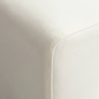 Primeiro plano do sofá SALTSJÖBADEN . Tapicería branca suave, liñas limpas, detalles visibles nas costuras.