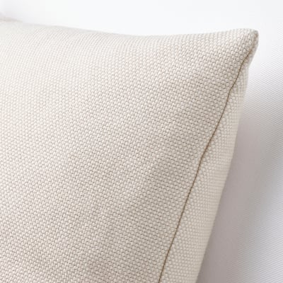 Primeiro plano de tecido acolchado beige que amosa textura de tecido e recheo gordo.