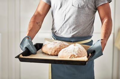 Guante de forno de silicona SANDVIVA verde escuro. Patróns xeométricos, construídos para resistencia á calor e lavalouzas. Forma ovalada cun recorte circular.