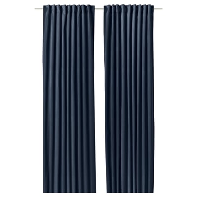 Cortinas azuis escuras de Sanela. Feitos de veludo de algodón 100%, estes panos de escurecer a sala presentan un deseño elegante e rectangular con elegantes plisados.