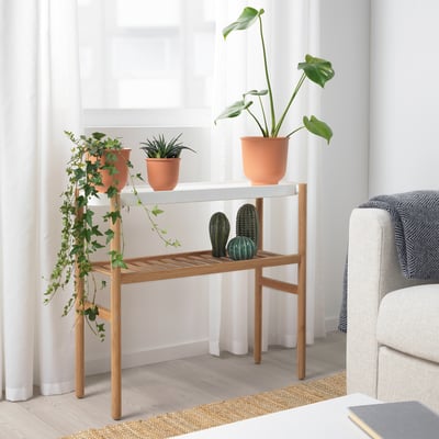 Plantas SATSUMAS con 3 plantas en pota. Madeira natural, encaixa para o cuarto con sofá branco e cortinas.