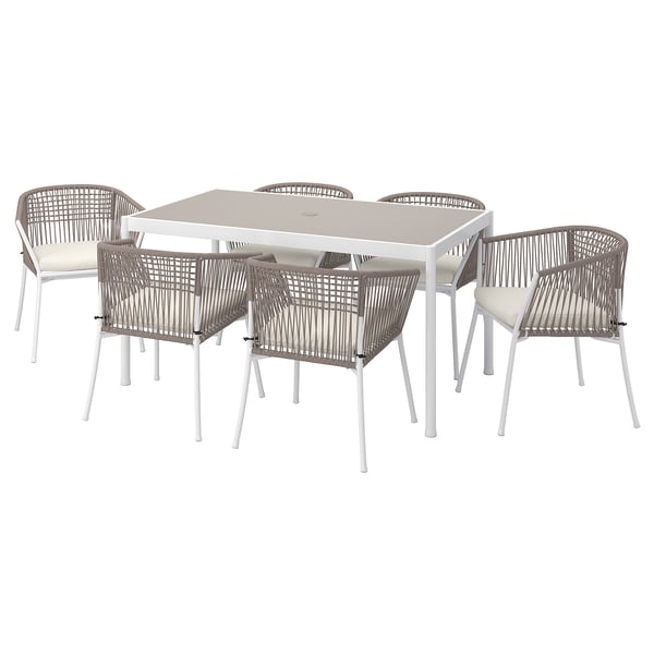 Moderno conxunto de comedor ao aire libre con catro cadeiras grises e unha mesa, ideal para balcóns ou patios. As cadeiras presentan respaldos tecidos e coxíns de asento.