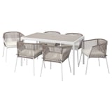 Moderno conxunto de comedor ao aire libre con catro cadeiras grises e unha mesa, ideal para balcóns ou patios. As cadeiras presentan respaldos tecidos e coxíns de asento.
