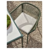 Cadeira exterior verde moderna con coxín de raias brancas; Deseñado para balcóns ou patios.
