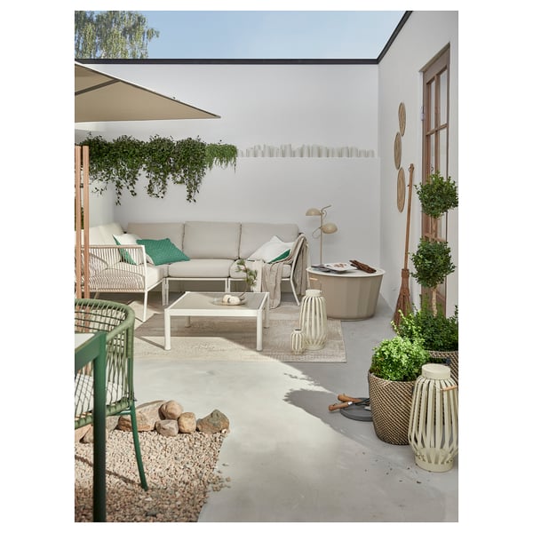 Patio moderno con sección SEGERÖN, mesa de café, plantas e decoración de paredes brancas.