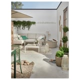 Patio moderno con sección SEGERÖN, mesa de café, plantas e decoración de paredes brancas.