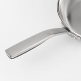 Primeiro plano do mango da tixola de aceiro inoxidable de alta calidade, deseño elegante e ergonómico.